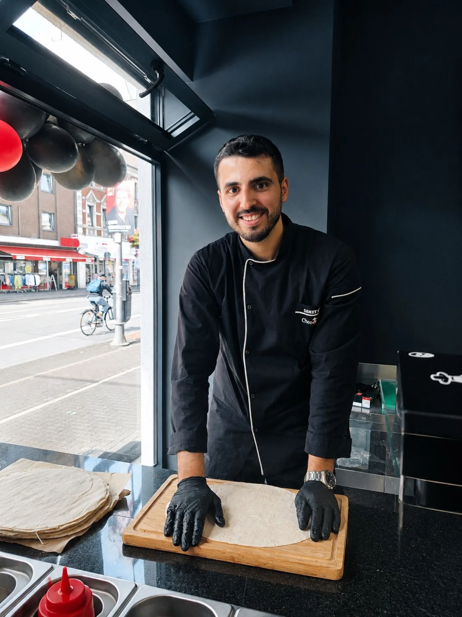 Chee House Koch knetet frischen Çiğköfte-Teig am Tresen