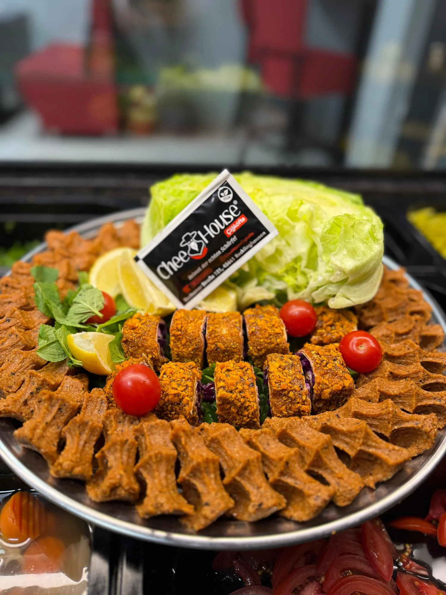 Großes rundes Çiğköfte-Platter mit Chee House Branding