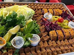 Chee House Teller – Mix Çiğköfte, 80 Stück Çiğköfte, 10 Stück Sushi Çiğköfte, Eisbergsalat, Petersilie, Minze, 2x Knoblauch Sauce