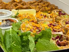 Tepsi Teller 2 – Mix Çiğköfte, 16 Stk. Sushi Çiğköfte, 20 Stk. einzelne Çiğköfte (3-4 Personen). Eisbergsalat, Petersilie, Minze, Zitrone, Granatapfel und scharfe Sauce