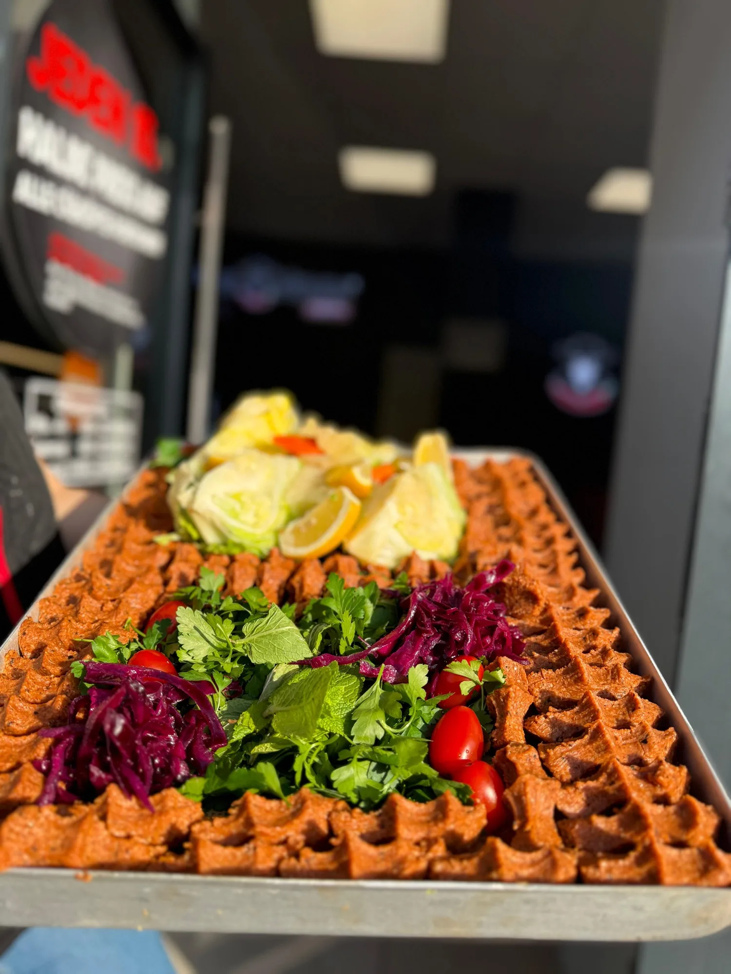 Tepsi-Çiğköfte mit Salat im Store gehalten